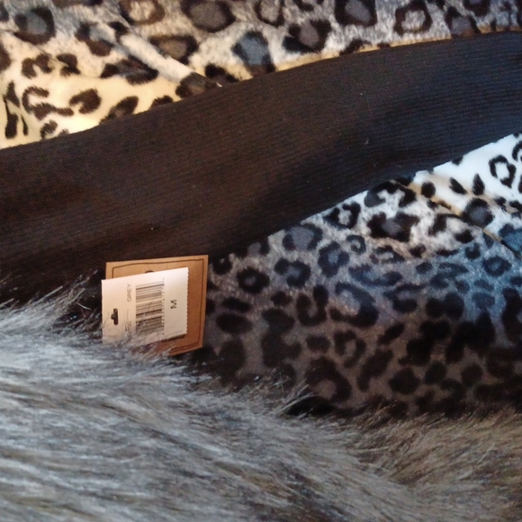 🎄🎁🎀👜PRICE DROP TODAY ONLY 🎀NWT BEAUTIFUL VEST - Picture 4 of 8